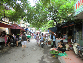 Market along a street (Hanoi)