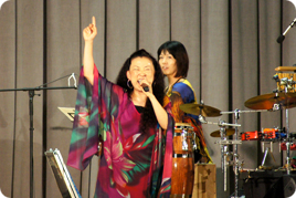 高校の人権講演会で、新井深絵さんのトークコンサートを開催しました