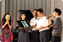 高校の人権講演会で、新井深絵さんのトークコンサートを開催しました