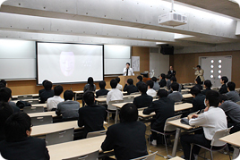 卒業生の友永先生をお招きして、高校1年生対象の特別講座を開催しました