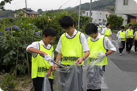 通学路の清掃活動を実施