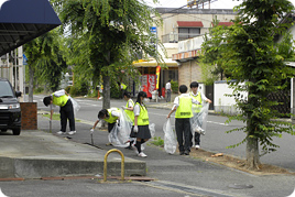 通学路の清掃活動を実施