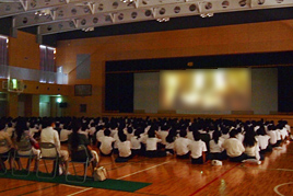 「人権映画鑑賞会」（中学）を開催