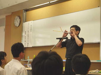 中１特別講座「ストロー笛の演奏会とご講演」を開催しました