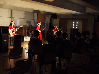 軽音楽部がクリスマスコンサートを開催しました