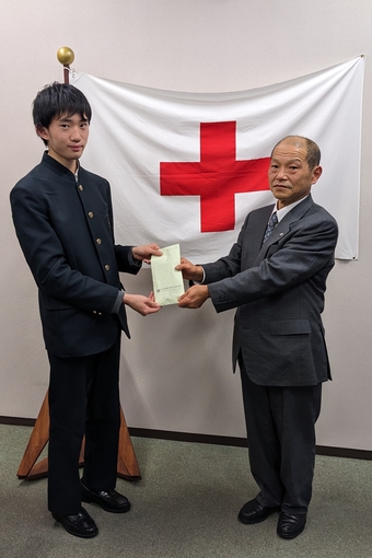 文化祭で預かった募金を日本赤十字社に寄付しました