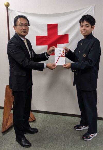 文化祭で預かった募金を日本赤十字社に寄付しました