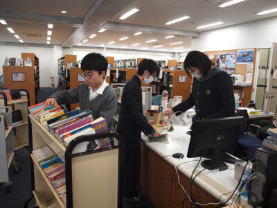 図書館蔵書点検を行いました